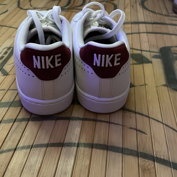 NIKE leather tennis shoes - Picture 3 of 10